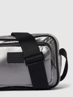 CK Calvin Klein Umhängetasche In Metallic - Silber -Herrenbekleidung Angebote 6l0jihi57544iiah9ko56cq26t44oi27a543aha98lb48jqfa55ksca271b54gi49d14ilim8sq34gq498o3cc1p6hij4oph71h3cc9k6ti64o9l6th68d9h60s32c366hhjge8