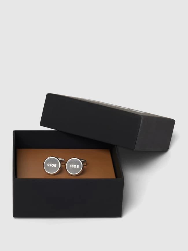 BOSS Manschettenknöpfe Mit Label-Detail Modell 'ANDY' - Schwarz 3 BOSS Manschettenknöpfe Mit Label-Detail Modell 'ANDY' - Schwarz – Bild 3