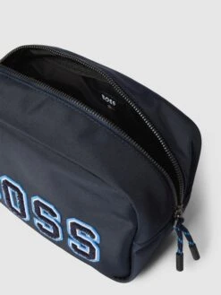 BOSS Kulturtasche Mit Label-Applikation Modell 'Catch 2.0' - Marineblau -Herrenbekleidung Angebote 7594uh9n70o5ccad98plajidaos3iiala4skklida0q4qhhl6p4kmjak69848jik8srkqgpg9983ihhmago6ad1p69imaopj6krmadhkcphmce9kc8s3edho6gpjeohm6oqjipg