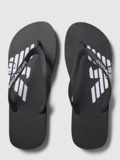 Emporio Armani Zehentrenner Mit Label-Details Modell 'Basic' - Schwarz -Herrenbekleidung Angebote 89a58h2ka16l8dam61a4qjae88pkqjqb60sk4g9n8cokuh9i70q36cai6sq4ukqd6d7kaiqk9grjai1h953jio9lchhj6cj671h38ohkc4omaohhc5j32p9o6ti36d9k69hjec0