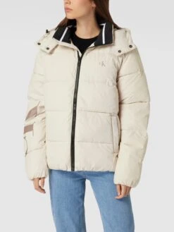 Calvin Klein Jeans Steppjacke Mit Label-Print - Offwhite -Herrenbekleidung Angebote 8kr4edpm8h14qiq87123eji29sqk2iqfal83aji198qk4c2ja4qkeia8616kuh29a10jic25a51l0eaf9ko34chockrjcd1kcksj2dhkcoqjao9hccq64chn75gjcob66tj38pg