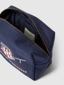 Gant Kulturtasche Mit Label-Stitching Modell 'COLOR SHIELD' - Marineblau -Herrenbekleidung Angebote 8l1l2i2l6l55cdhma16jgd2dal9ksdqj8pb42jalagpl8j28ah0ksd1la9akmh289h9kki9o94q4ajq294o66cpmc9h68db66co66cpk6tij4e346grj8dr669ij2ohm71j3gpg