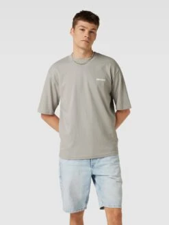 REVIEW T-Shirt Mit Label-Detail - Mittelgrau -Herrenbekleidung Angebote 8pb4ak21695j0h21a0r5cihk98pksd9k9134mla999akcjaka94kad239srksiqcap256ji3ah2ksl23693m2cj360o36d9mclh64d9k6lijgo9p61hjapb66gp64d9mcphm6dg