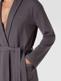 Calvin Klein Underwear Bademantel Mit Label-Print Modell 'ROBE' - Dunkelgrau -Herrenbekleidung Angebote 8ta3el2a8d25ajim8h5kkha59p3l0ghhala5cki67144ggq771a46gaj85738cae6p5kqd24854kkdae98o64e9ic5gjaeb461ij0e1kcpij0e9p70sj6p1h61im6cpic8q3ioo