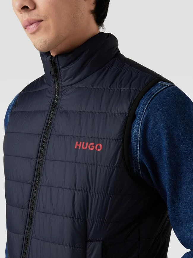 HUGO Steppweste Mit Label-Print Modell 'Bentino' - Marineblau 3 HUGO Steppweste Mit Label-Print Modell 'Bentino' - Marineblau – Bild 3