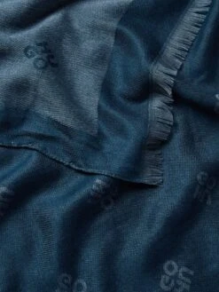 HUGO Schal Mit Allover-Label-Muster - Marineblau 5 HUGO Schal Mit Allover-Label-Muster - Marineblau -Herrenbekleidung Angebote 9h24ge2fa8o56ki168rj4iq6753koja98914mdaca93kkkihad4jigik8kpk2kqmago4ikak6p64cki68oo32p9m70q30d1ocpgm2cpk6ss66ob66th62dhic4sm6opk64o62p8