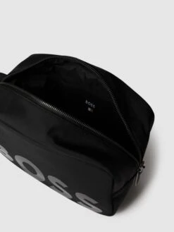 BOSS Kulturtasche Mit Label-Print Modell 'CATCH' - Schwarz 6 BOSS Kulturtasche Mit Label-Print Modell 'CATCH' - Schwarz -Herrenbekleidung Angebote 9l730dif74q48i2a619k4ka2616l4d269p43ij286sr32i2891akgi1n84o3ak2g959l8h1j6d930h9j653j2opm6krm4ohncphmce9k6timce1ncli6adr46li3ie1i6tim6c0