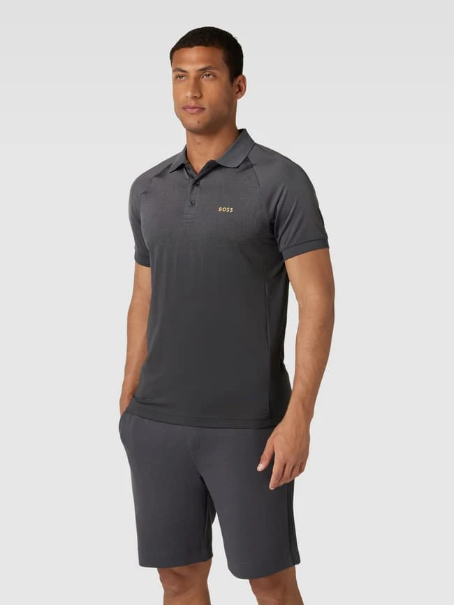 BOSS Green Slim Fit Stretch Poloshirt Mit Label-Detail Modell 'Pauletech' - Graphit 4 BOSS Green Slim Fit Stretch Poloshirt Mit Label-Detail Modell 'Pauletech' - Graphit – Bild 4