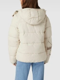 Calvin Klein Jeans Steppjacke Mit Label-Print - Offwhite -Herrenbekleidung Angebote a1346kae699kcc9l9p2kug9g8sol6ja49d13ihq361838k29ah3kmhhl6crl6hic9h54aii6ap64chqla8o64p9l6oo3gd1m69h34d1kccqjceb6ccqm4p9mckqjip9gcdi32o8