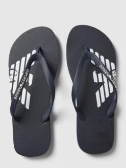 Emporio Armani Zehentrenner Mit Label-Details Modell 'Basic' - Dunkelblau -Herrenbekleidung Angebote a5b30h9ma8qjal238so5ccqm8554cea86crkqkpi999kkg9m856kakac9gr46ghm8gq4sh9na5a4ulaaa4o38eb574o3ip1j6orm4e9k64rjce9p64smco9pcoq3ee9ocdi6ce0